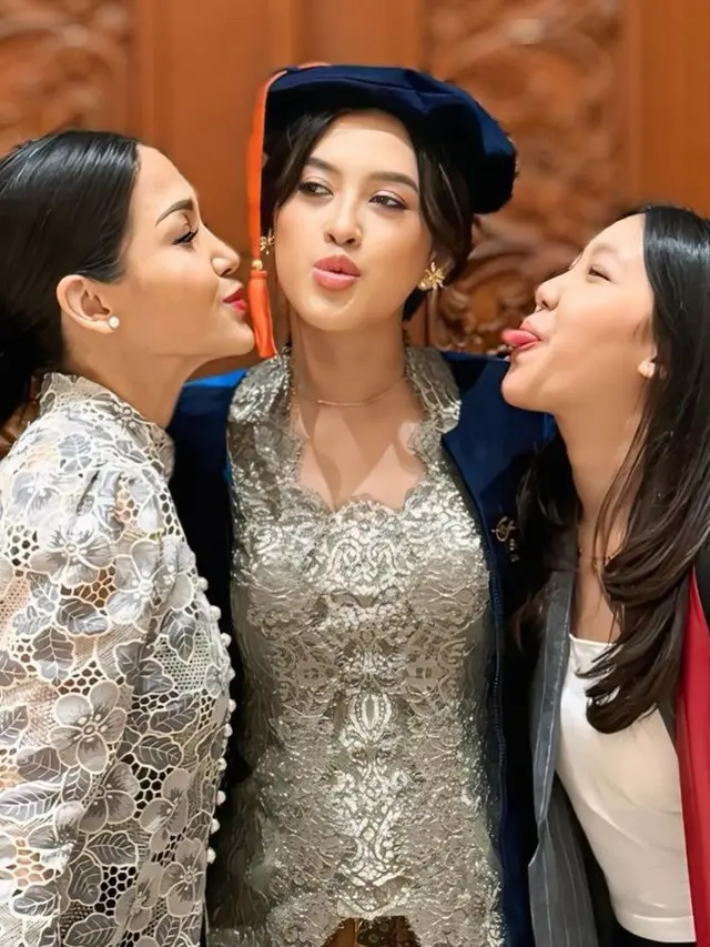 Queena Putri Mieke Amalia saat Wisuda. [@mieke_amalia]