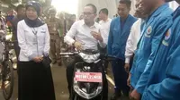 Menteri Tenaga Kerja Hanif Dakhiri mencoba motor listrik karya dari siswa Balai Besar Pengembangan Latihan Kerja. (Yandhi/Liputan6.com)