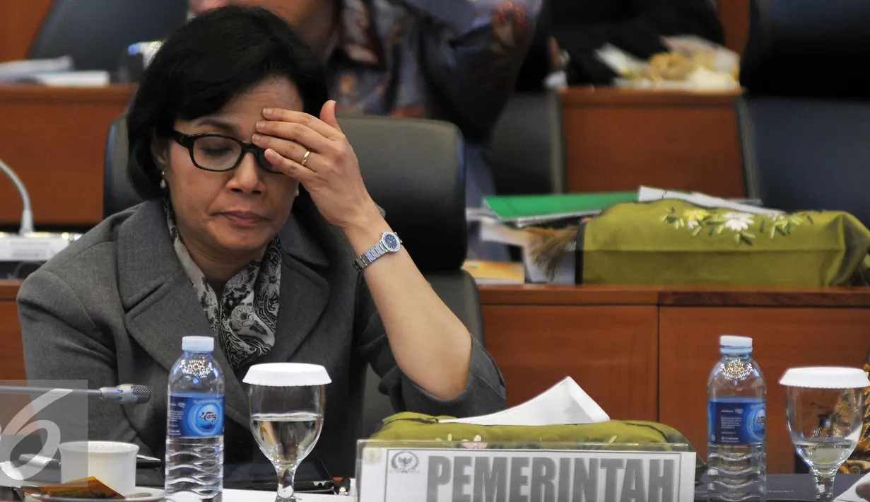 Menteri Keuangan Sri Mulyani saat mengikuti Rapat Kerja dengan Badan Anggaran (Banggar) DPR di Kompleks Parlemen, Senayan, Jakarta, Kamis (25/8). (Liputan6.com/Johan Tallo)