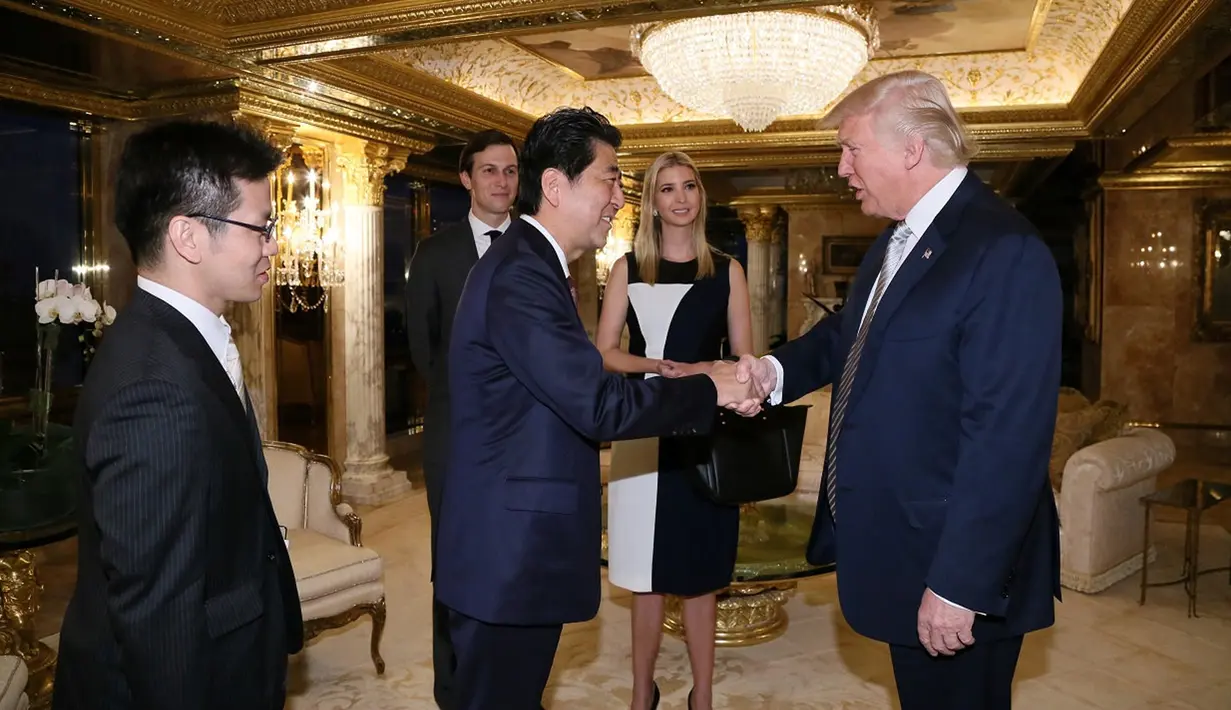 PM Jepang Shinzo Abe berjabat tangan dengan Donald Trump di Trump Tower di Manhattan, New York, AS (17/18). Pertemuan yang hanya 30 menit, molor hingga 90 menit pada Kamis 17 November waktu New York. (Cabinet Public Relations Office/HANDOUT via Reuters)