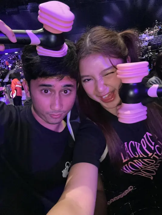 Nonton konser BLACKPINK bareng di GBK, Tiara dan Alshad kompakan pakai kaus warna hitam. [Foto: IG/@tiaraandini].