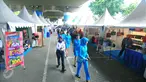 PT Kereta Api Indonesia (KAI) menggelar bazar usaha modal kecil menengah (UMKM) di Stasiun Gambir, Jakarta, Rabu (28/12). Bazar secara serentak di 14 stasiun berbagai wilayah Indonesia ini digelar hingga 12 Januari 2017. (Liputan6.com/Angga Yuniar)