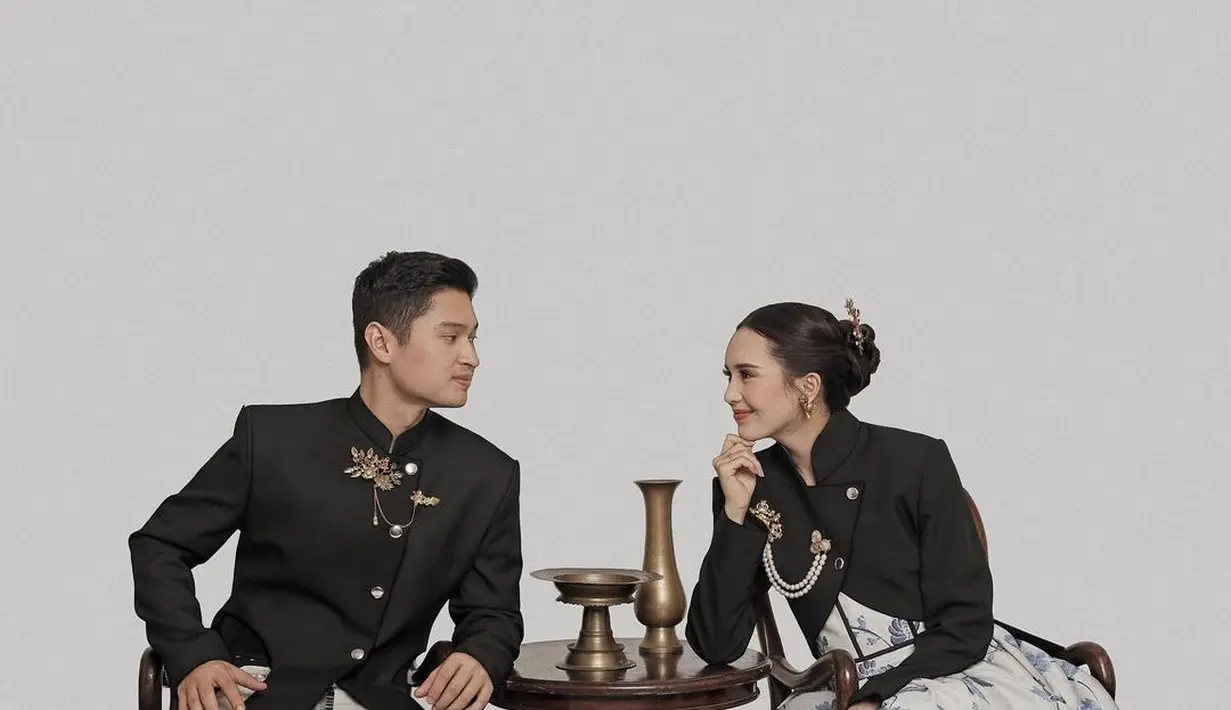 Jadi pasangan Jawa ningrat, Beby Tsabina dan Rizki Natakusumah kenakan busana dari Wilsen Willim [@bebytsabina]