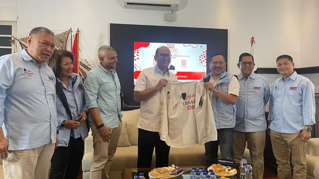 Ketua Tim Kampanye Nasional (TKN) Prabowo-Gibran, Rosan Perkasa Roeslani, menyambangi Laskar Trisakti 08 di Jalan Patal Senayan, Jakarta Selatan, Senin (15/1/2024). (Liputan6.com/Fachrur Rozie)