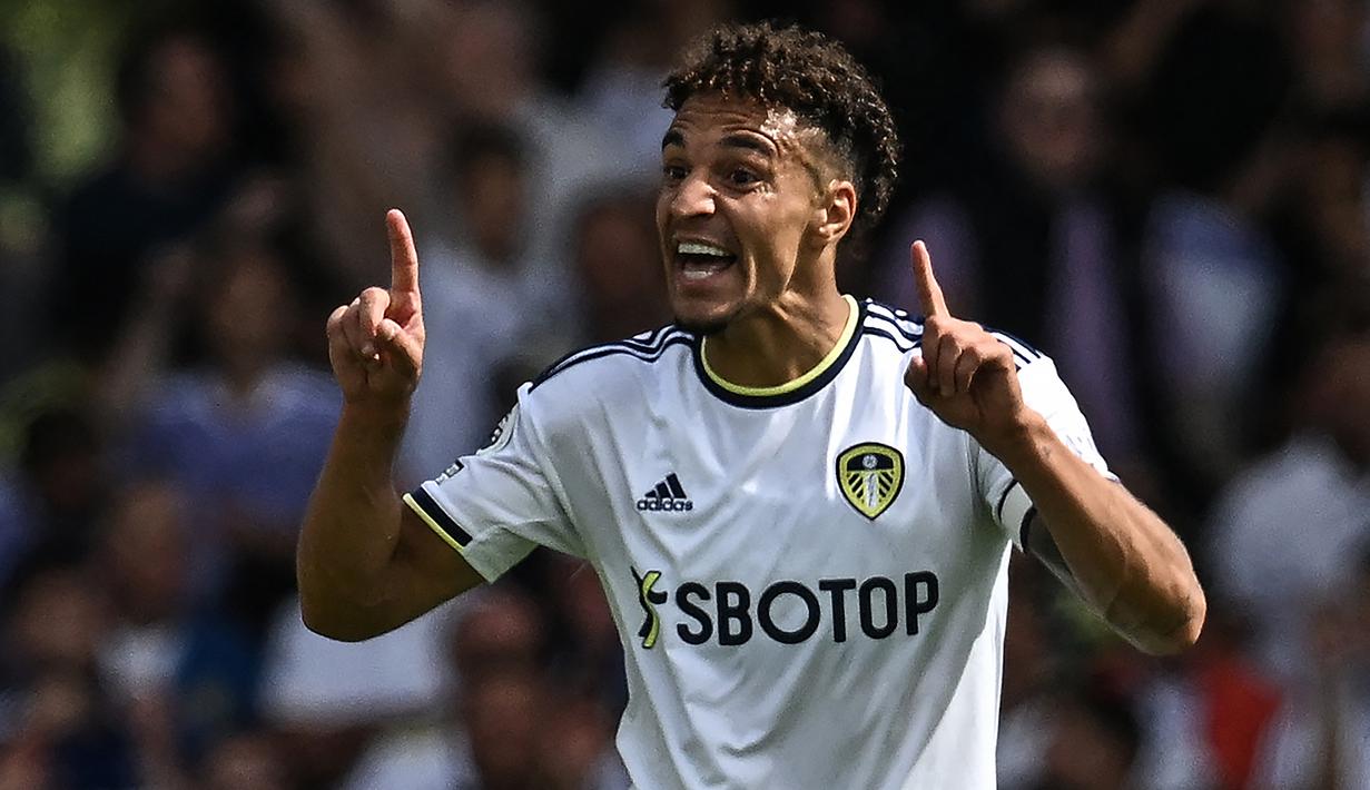 Hanya berjarak empat menit, Leeds United menambah keunggulan menjadi 2-0 lewat gol Rodrigo Moreno. Ia berhasil memenangkan duel udara dengan Reece James untuk menyambut umpan tendangan bebas Jack Harrison dengan sundulan yang bersarang telak di sudut kiri gawang Edouard Mendy. (AFP/Paul Ellis)