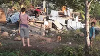 Rereuntuhan bangunan rumah setelah gempa tektonik berkekuatan magnitudo 6,4  mengguncang Lombok, Sumbawa, dan Bali, Minggu (29/7). (HO/NUSA TENGGARA BARAT DISASTER MITIGATION AGENCY/AFP)