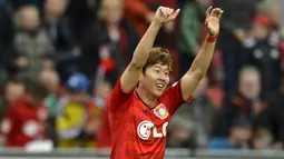 Hattrick kedua Son Heung-min dicetaknya di pekan ke-21 Bundesliga 2014/2015, 14 Februari 2015. Bayer Leverkusen yang menjamu Wolfsburg harus kalah 4-5 meski Son Heung-min tampil cemerlang dengan mencetak tiga gol di menit ke-57, 62 dan 67. (AFP/Sascha Schuermann)