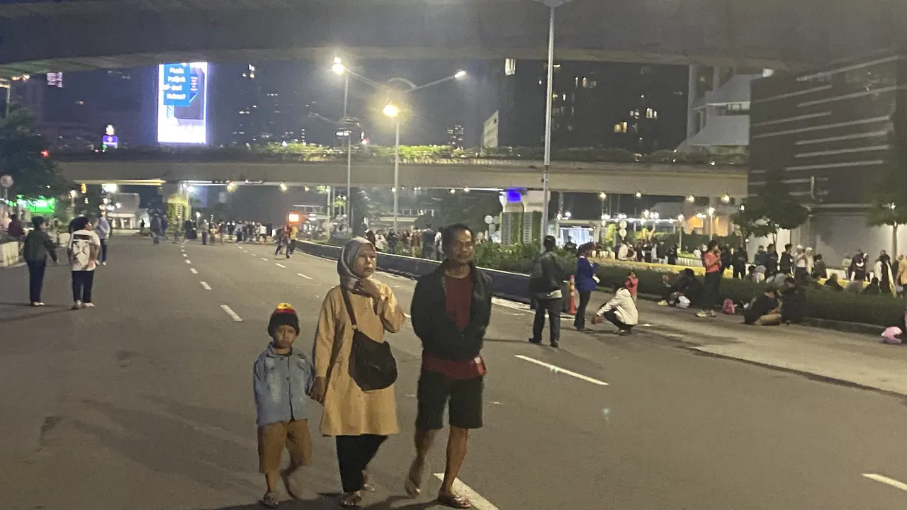 Masyarakat Jakarta merayakan malam tahun baru di kawasan car free night (CFN) (Liputan6.com/Muhammad Radityo Priyasmoro)