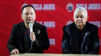 Asisten pelatih baru Persija Jakarta, Ricky Nelson (kiri) memberikan keterangan saat konferensi pers yang berlangsung di Nirwana Park, Bojongsari, Sawangan, Sabtu (29/06/2024). (Bola.com/Bagaskara Lazuardi)