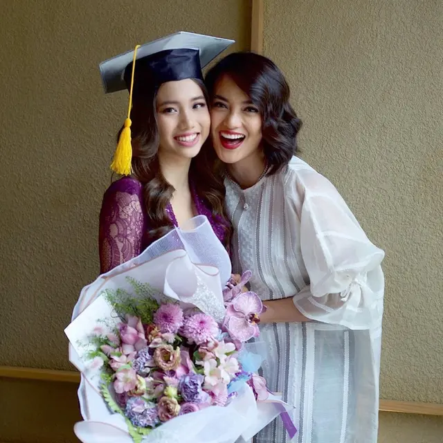 Hanya Didampingi Ibunda, Ini 6 Potret Wisuda SMA Jasmine Abeng Anak Ririn Ekawati