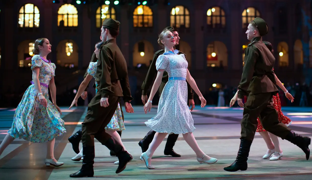 Siswa sekolah militer menari selama pesta tahunan Cadet Ball di Moskow, Rusia, Selasa (17/12/2019). Pesta tahunan tersebut diikuti sekitar 1.500 kadet dari seluruh Rusia. (AP Photo/Alexander Zemlianichenko)