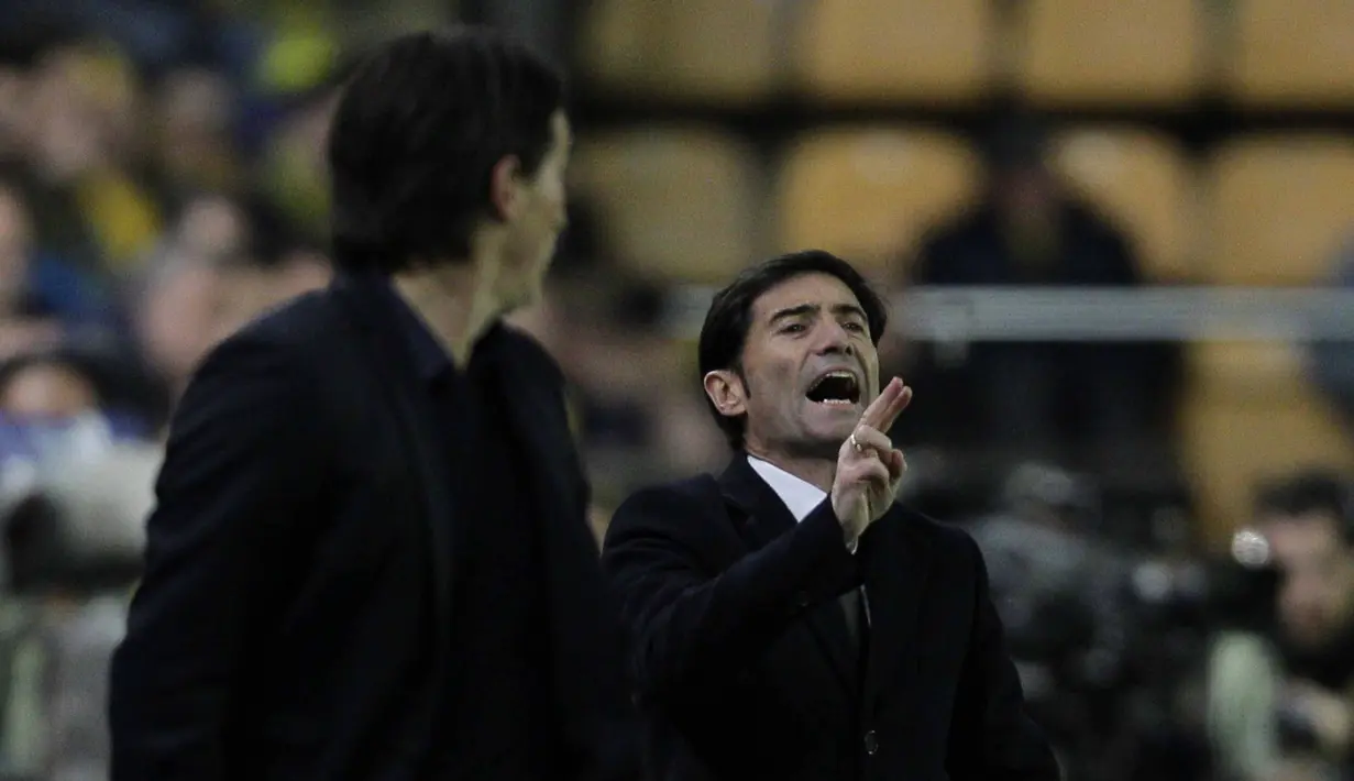 Pelatih Villarreal, Marcelino Garcia Toral memberikan instruksi kepada anak asuhnya  pada leg pertama 16 besar Liga Europa di Stadion El Madrigal, Villareal, Jumat (11/3/2016) dini hari WIB. (AFP/Jose Jordan)