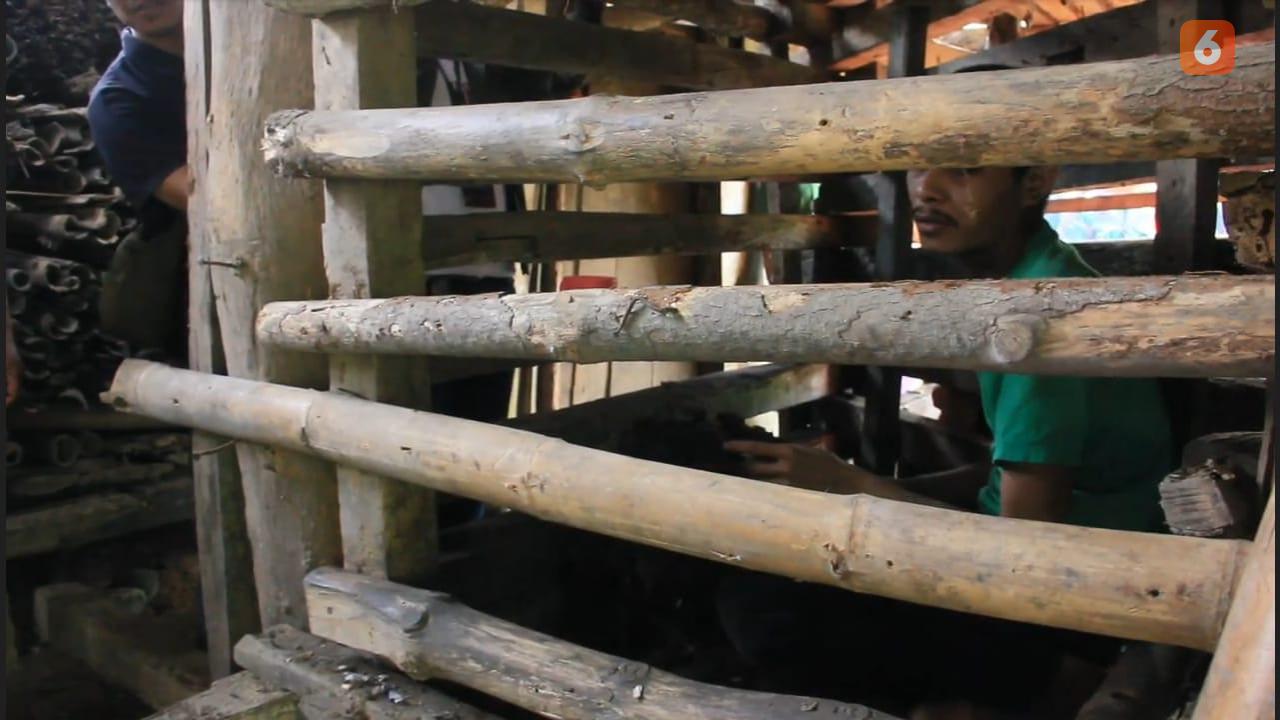 Kakak beradik menderita gangguan kejiwaan di Sukabumi, diisolasi oleh keluarga ke dalam bekas kandang kambing (Liputan6.com/Fira Syahrin).