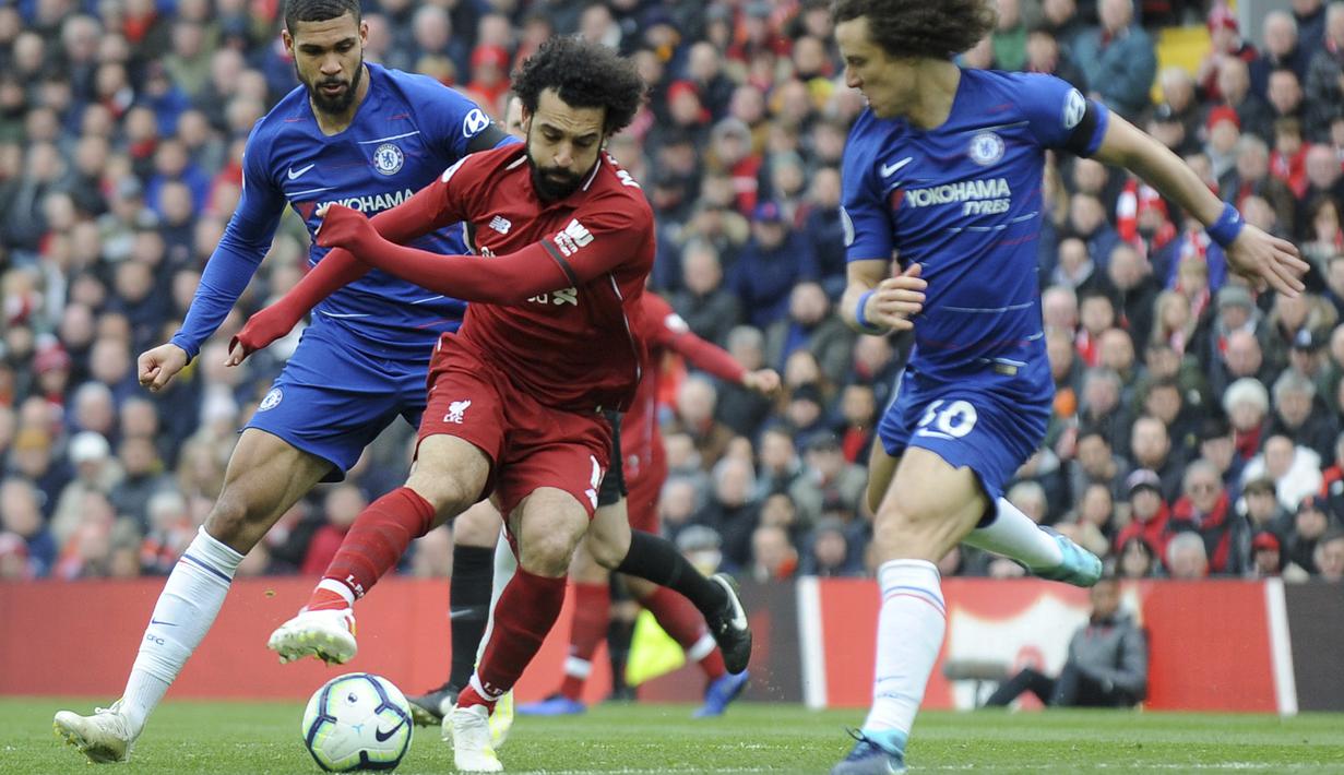 Penyerang Liverpool, Mohamed Salah, berusaha melewati pemain Chelsea pada laga Premier League di Stadion Anfield, Minggu (14/4). Liverpool menang 2-0 atas Chelsea. (AP/Rui Vieira)