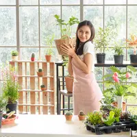 Ilustrasi perempuan berkebun/copyright shutterstock.com/singh srilom