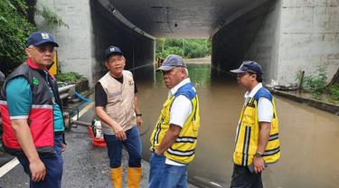 Menteri PUPR Basuki Hadimuljono melakukan penanganan di lokasi banjir.(Foto: Kementerian PUPR)
