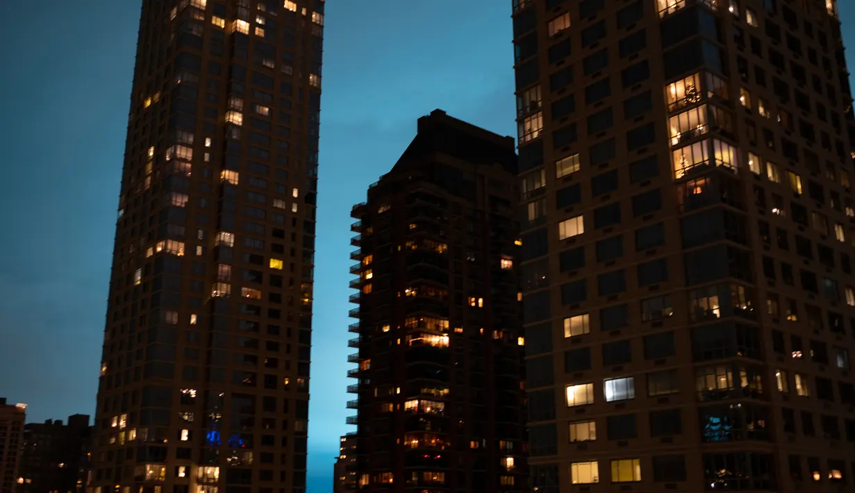 Cahaya biru di atas langit malam New York terlihat dari Upper West Side, borough Manhattan, Kamis (27/12). Ledakan yang cahayanya menerangi langit New York itu berasal trafo listrik perusahaan Con Edison di Astoria, distrik Queens.  (APCraig Ruttle)