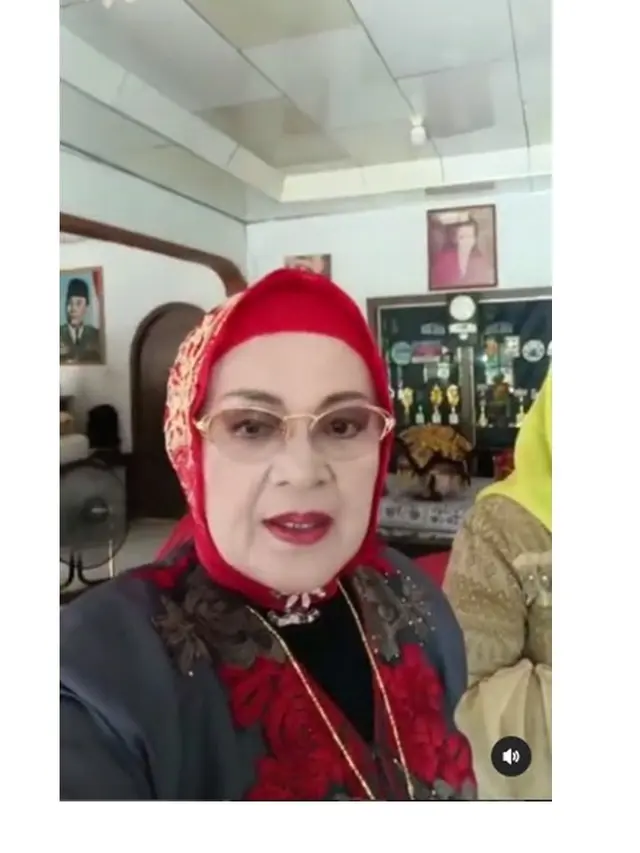 7 Potret Terbaru Leily Sagita Pemeran Mak Lampir, Disebut Awet Muda