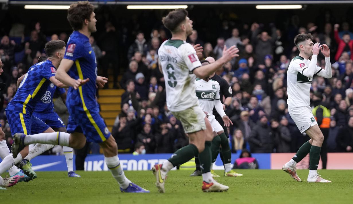 Namun eksekusi yang diambil Ryan Hardie (kanan) sendiri dan diarahkan ke pojok kiri gawang mampu ditangkap dengan sempurna oleh Kepa Arrizabalaga. (AP/Matt Dunham)