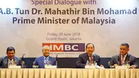 PM Malaysia, Mahathir Mohamad (kedua kiri) dan Ketua IMBC Tanri Abeng (kedua kanan) saat melakukan pertemuan tertutup bagi media di Jakarta, Jumat (29/06). Pertemuan membahas peningkatan perdagangan dan investasi kedua Negara. (Liputan6.com/HO/Ismail)