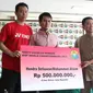 PP PBSI memberikan bonus kepada ganda putra Hendra Setiawan/Mohammad Ahsan atas prestasi jadi Juara Dunia 2015 di Pelatnas Cipayung, Jumat (9/10/2015). (Liputan6.com/Humas PP PBSI)