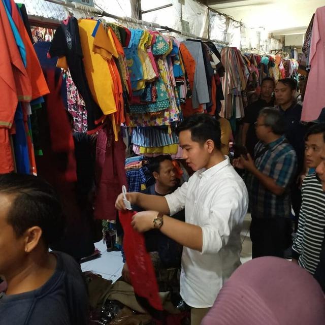  Gibran Rakabuming tak jarang membagikan beragam kegiatan melalui akun Instagram pribadi Keliling Pasar Gede Solo, Gibran Rakabuming Pakai Kaus dan Sandal Jepit