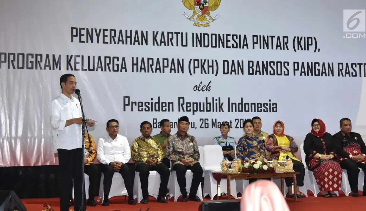 Presiden Jokowi menyampaikan keterangan dalam acara penyerahan KIP dan PKH di Kota Banjarbaru, Kalimantan Selatan (26/3). Dalam kunjungan kerja ini, sebanyak 3.630 sertifikat hak atas tanah diserahkan oleh Presiden Jokowi. (Liputan6.com/Pool/Biro Setpres)