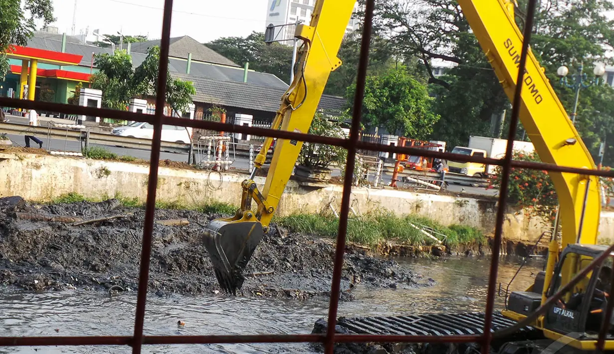 Pengerukan ini dilakukan untuk memperdalam kali agar mengantisipasi banjir dan juga air kiriman dari Kali Ciliwung, Jakarta, Senin (1/9/2014) (Liputan6.com/Faizal Fanani)