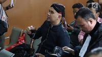 Terdakwa kasus ujaran kebencian, Ahmad Dhani memegang gelas berisi kopi sebelum sidang di PN Jakarta Selatan, Senin (2/7). Sidang tersebut menghadirkan saksi dari jaksa dan saksi meringankan dari Ahmad Dhani. (Liputan6.com/Immanuel Antonius)