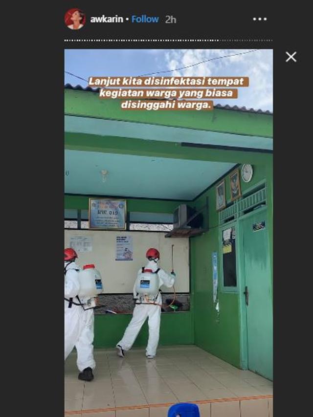 6 Potret Awkarin Jadi Relawan Pakai Baju Hazmat, Semprot Disinfektan di Tempat Umum