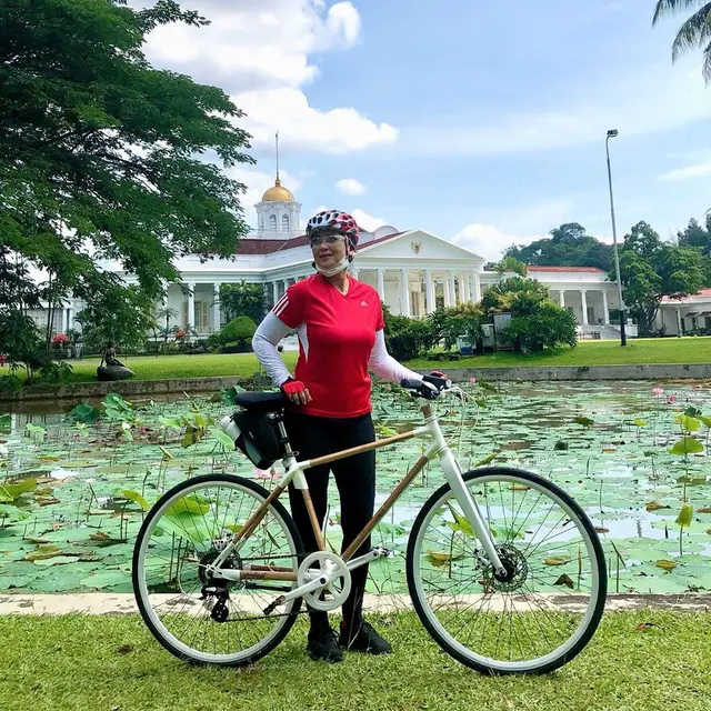 Bugar di Usia 52 Tahun, Ini 7 Potret Ira Wibowo saat Bersepeda