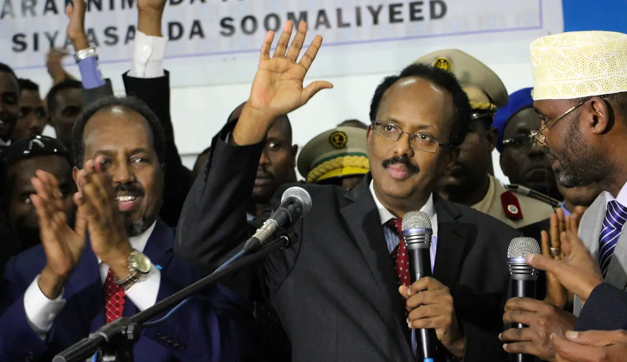 Mohamed Abdullahi Farmajo menyapa pendukungnya setelah terpilih sebagai Presiden baru Somalia, di Mogadishu, Rabu (8/2). Farmaajo memiliki kewarganegaraan ganda Amerika Serikat-Somalia terpilih menjadi presiden ke-9 Somalia. (AP Photo/Farah Abdi Warsameh)