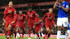 Penyerang Liverpool Divock Origi ( tengah) berselebrasi bersama rekan-rekannya usai mencetak gol pada menit ke-96  melawan Everton pada lanjutan Liga Inggris di Anfield Stadium (2/12). Liverpool menang tipis 1-0 atas Everton. (AP Photo / Jon Super)
