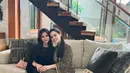 Nuansa klasik dalam pemotretan ini semakin terasa berkat interior rumah yang dipenuhi elemen kayu dan marmer. Pencahayaan alami membuat suasana semakin hangat dan intim. Kesederhanaan dalam pemilihan makeup dan tata rambut juga menambah kesan effortless beauty. (Liputan6.com/IG/@jeje_haris89)