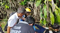 Jasad pria tanpa identitas ditemukan di sebuah semak-semak kawasan Tangerang Selatan pagi tadi, Kamis (16/2/2023). (Dok. Liputan6.com/Pramita Tristiawati)