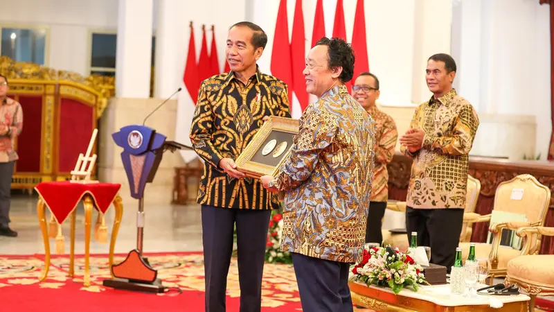 Jokowi.