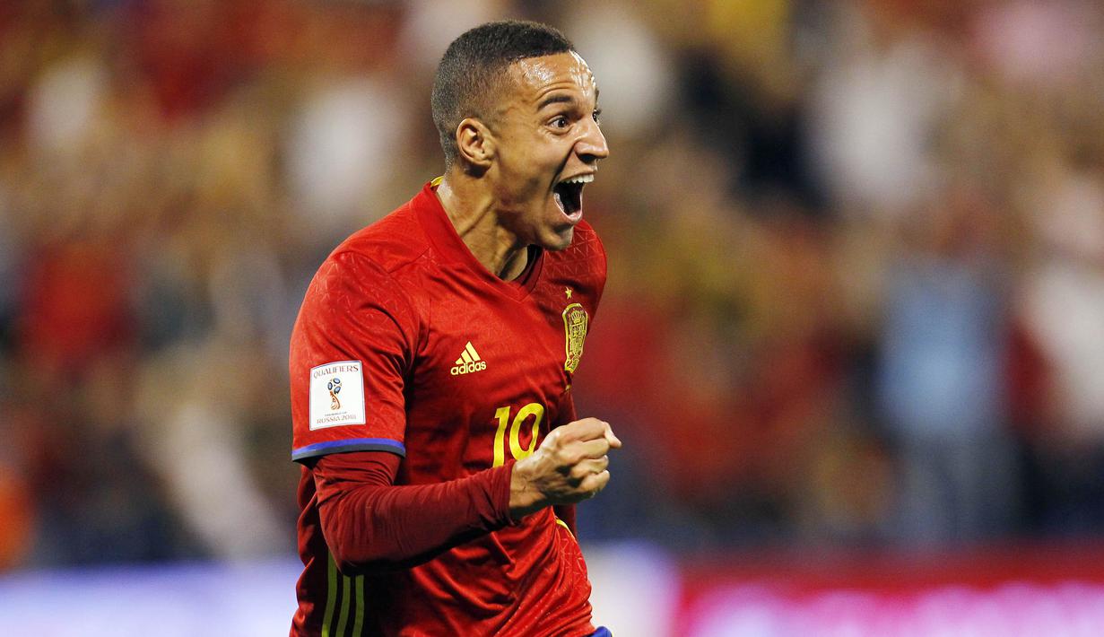 Striker Spanyol, Rodrigo, melakukan selebrasi usai mencetak gol ke gawang Albania pada laga Kualifikasi Piala Dunia 2018 di Stadion Rico Perez, Jumat (6/10/2017). Spanyol menang 3-0 atas Albania. (AP/Alberto Saiz)