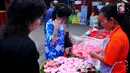 Warga membeli makanan di Pasar Imlek Semawis 2570, kawasan Pecinan Semarang, Jawa Tengah, Sabtu (2/1). Berbagai pernak-pernik berbau Imlek ada di pasar ini. (Liputan6.com/Gholib)