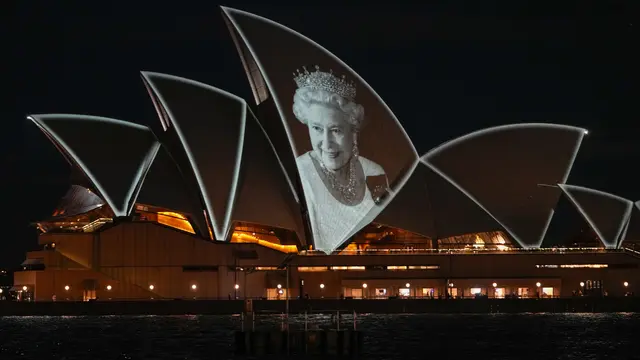 Layar Sydney Opera House diterangi dengan potret Ratu Elizabeth II