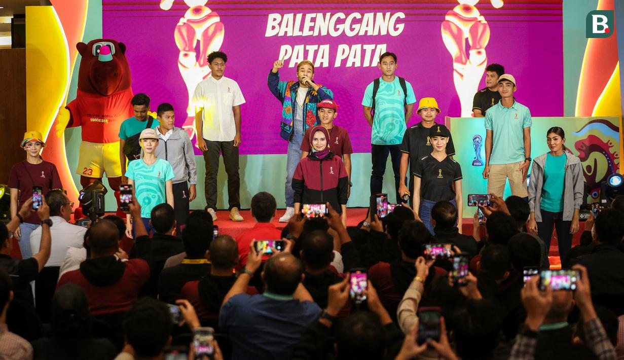 <p>Sejumlah pemain Timnas Indonesia U-22 ikut memeriahkan launching merchandise resmi Piala Dunia U-20 2023 di Atrium Mall FX Sudirman, Senayan, Jakarta, Rabu (08/03/2023). (Bola.com/Bagaskara Lazuardi)</p>