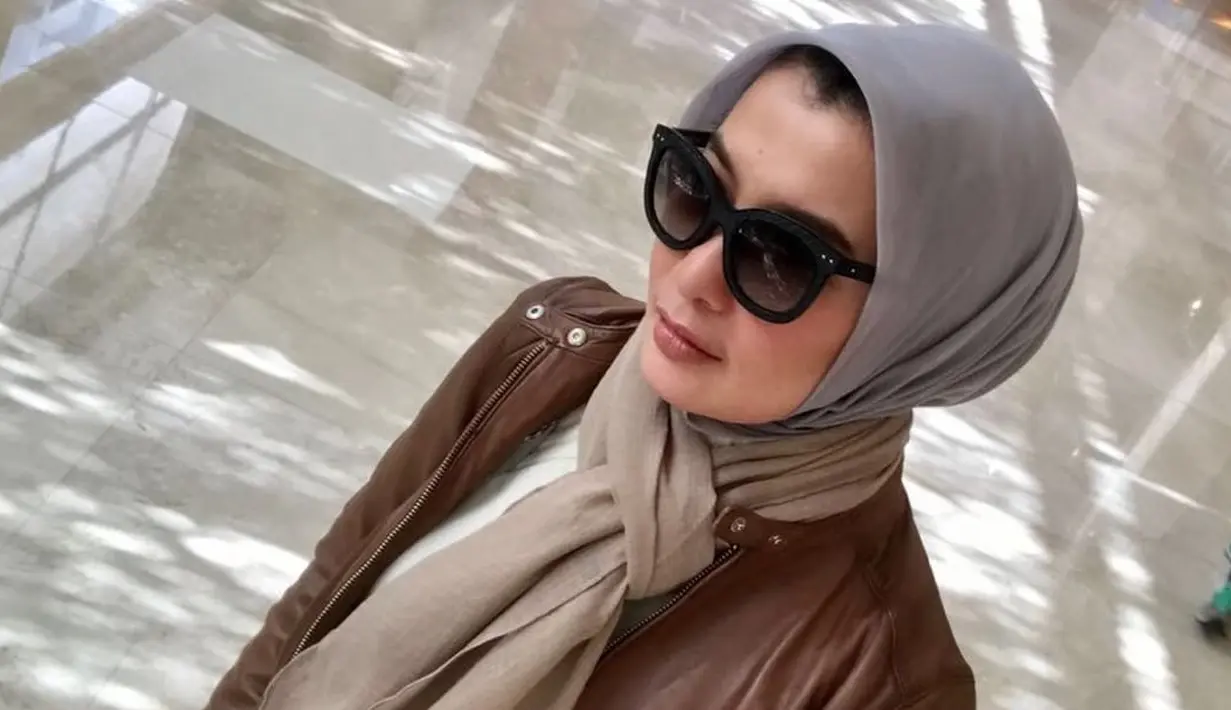 Arzeti Bilbina, perempuan yang berprofesi sebagai aktris dan model ini memang tak pernah gagal dalam memadu-madankan busana dan hijab yang dikenakannya.  (Instagram/arzetibi)