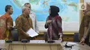 Evi Novida Ginting (ketiga kiri) bersama Ketua KPU RI, Arief Budiman usai memberi keterangan terkait pernyataan sikap KPU RI terhadap putusan DKPP di Jakarta, Kamis (19/3/2020). Evi Novida Ginting menyatakan keberatan dan akan mengajukan gugatan atas putusan DKPP. (Liputan6.com/Helmi Fithriansyah)