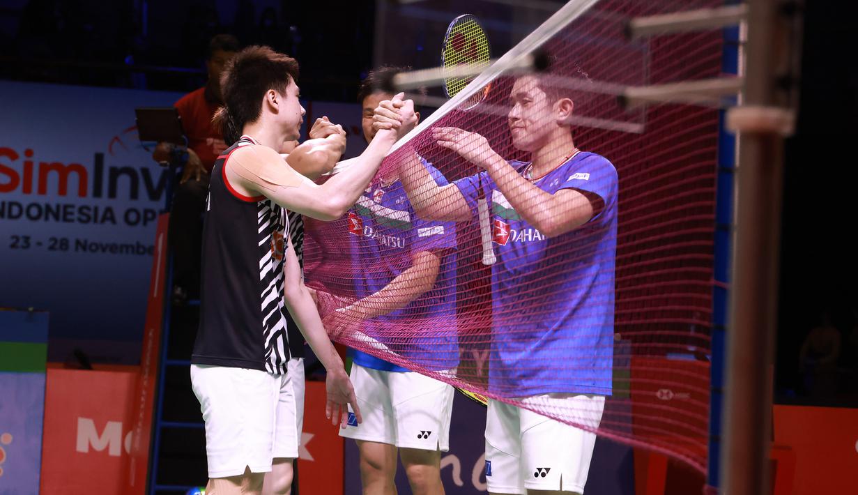 Marcus Fernaldi Gideon/Kevin Sanjaya Sukamuljo pun sukses mempertahankan gelarnya sekaligus mencetak hat-trick juara di Indonesia Open 2021 dengan menang dua game langsung atas pasangan Jepang, Takuro Hoki/Yugo Kobayashi dengan skor 21-14 dan 21-18. (Dok. PBSI)