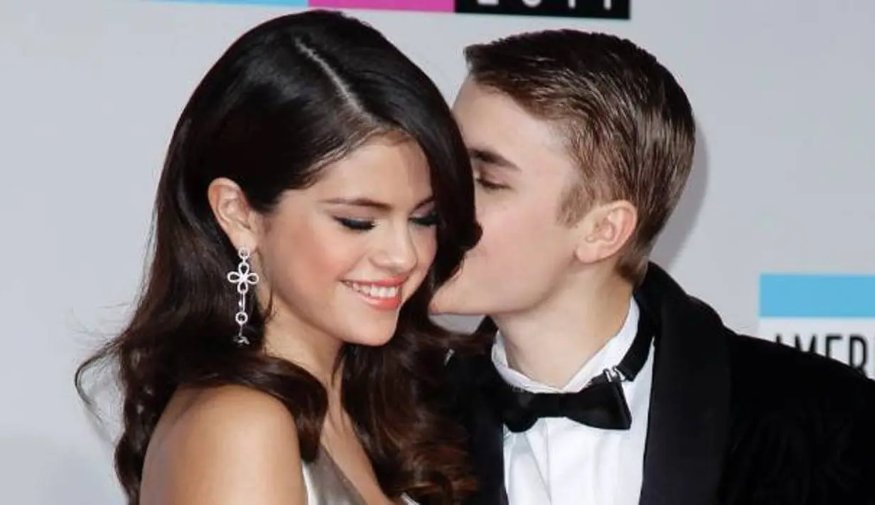 "Justin dan Selena baik-baik saja. Mereka merayakan Malam Tahun Baru bersaa di Cabo," ujar sumber seperti yag dilansir dari Cosmopolitan. (Stuffconz)