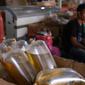 Minyak curah yang dijual terlihat di pasar di Kota Tangerang, Banten, Kamis (25/11/2021). Pemerintah melarang peredaran minyak goreng curah ke pasar per tanggal 1 Januari 2022. (Liputan6.com/Angga Yuniar)