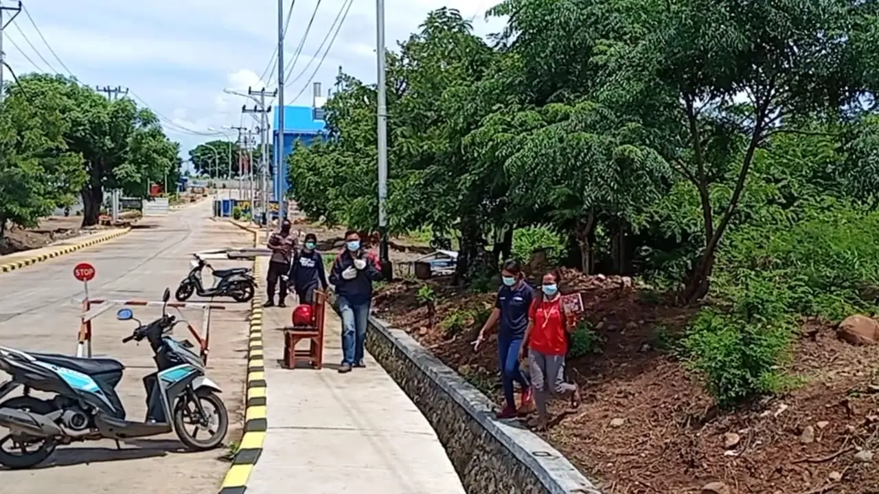 Petugas covid 19 Puskesmas Waigete,pulang dan tidak melakukan treking di PLTMG Wairita, (Liputan6.com/Dionisius Wilibardus)