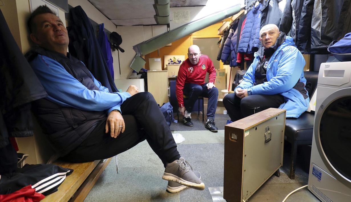 Pelatih Sutton United, Paul Doswell duduk diruang ganti sebelum melawan Arsenal pada putaran kelima Piala FA di Gander Green Lane stadium, London; (20/2/2017). Sutton cetak sejarah masuk putaran kelima sejak 118 tahun. (Andrew Matthews/PA via AP)