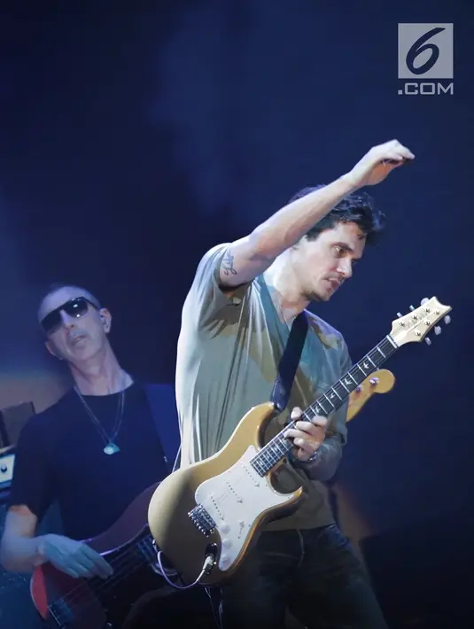 Penyanyi asal Amerika Serikat, John Mayer tampil dalam konser bertajuk John Mayer Asia Tour 2019 di ICE BSD City, Tangerang, Jumat (5/4/2019). Dalam konser perdananya di Indonesia tersebut, John Mayer tampil kasual dengan t-shirt hijau dan jeans panjang. (Fimela.com/Bambang E. Ros)