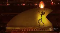 Jendi Pangabean menyalakan obor Asian Para Games 2018. (Vidio.com)