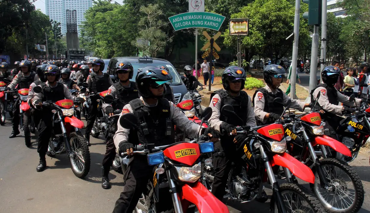 Pengamanan di area Gedung MPR/DPR RI Jakarta diperketat jelang pelantikan Presiden dan Wakil Presiden Jokowi-JK, (19/10). (Liputan6.com/Johan Tallo)